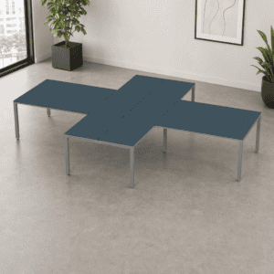 Mesa de oficina modular con superficie azul y estructura metálica en espacio moderno.