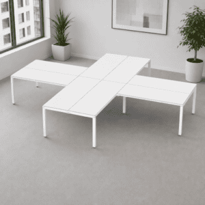 Mesa de oficina moderna y minimalista en espacio de trabajo luminoso y ordenado.