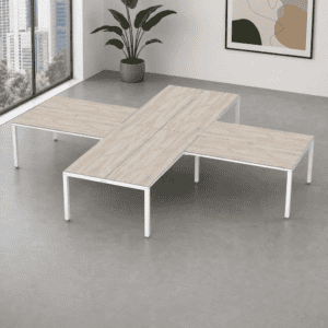 Mesas de oficina en diseño contemporáneo con superficie de madera clara y estructura metálica blanca.