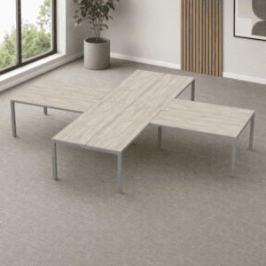Mesa de oficina moderna y funcional para espacios de trabajo colaborativos.