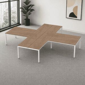 Mesa de oficina modular con superficie de madera y estructura metálica blanca para espacios de traba.