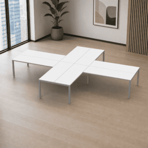 Mesa de oficina moderna y funcional en espacio de trabajo minimalista.